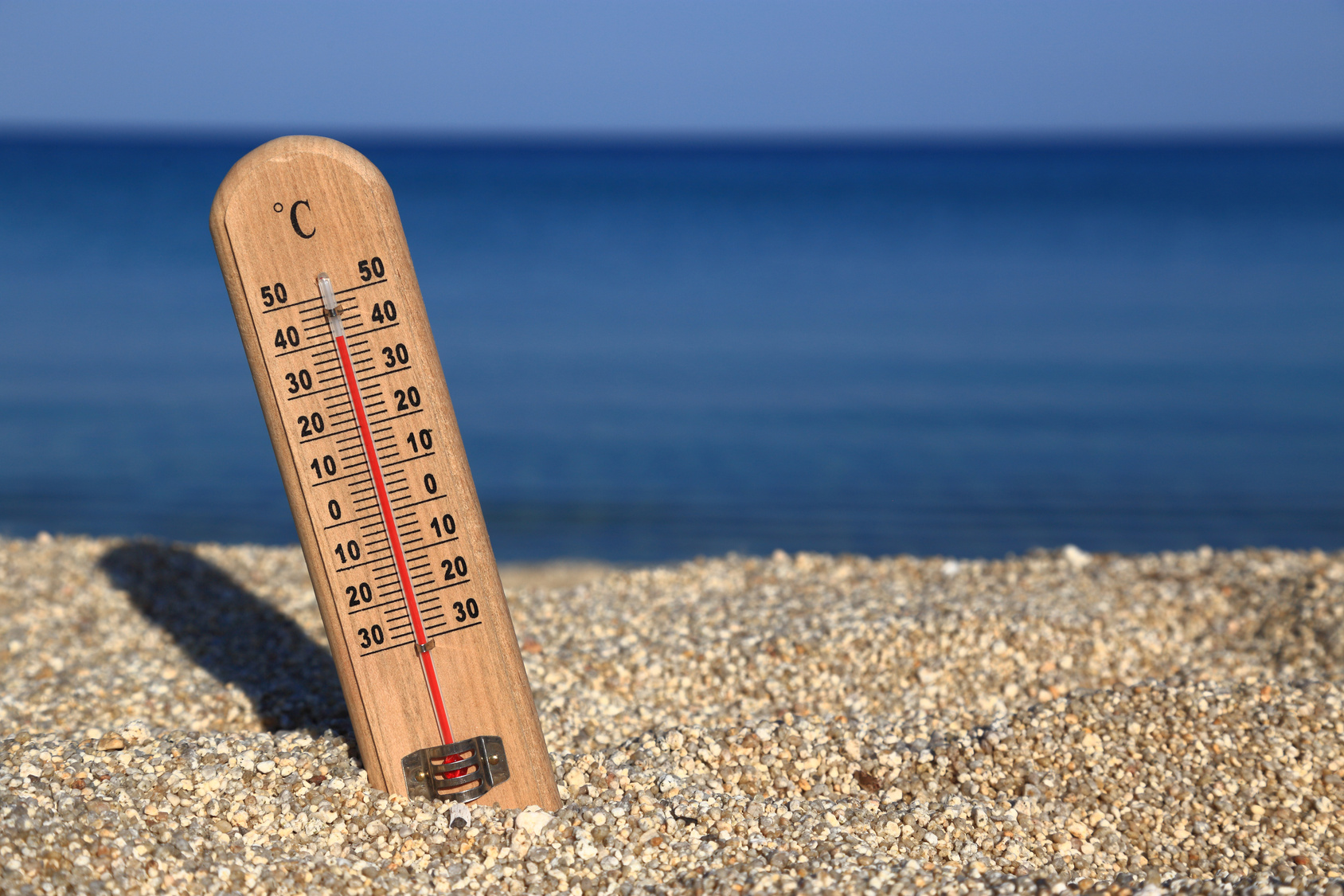 Резкое повышение температуры воздуха. Градусник жара. Термометр на пляже. Жаркий климат. Градусник летом.